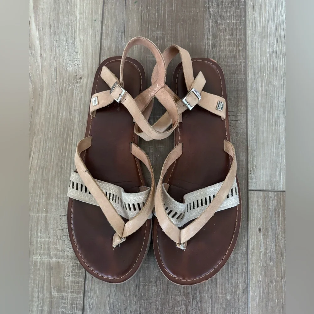 TOMS Lexie sandstorm metallic flat sandals size 7 tan